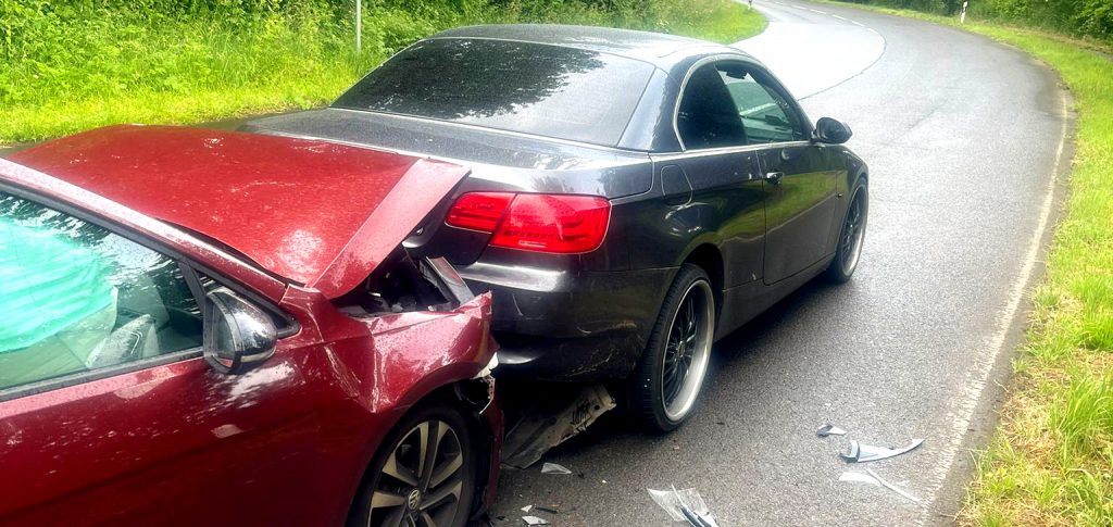 Ein Unfall mit zwei PKWs auf einer Landstraße