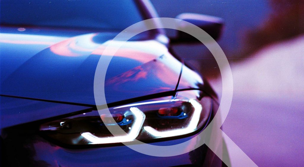 Vorderansicht eines Autos in Lila